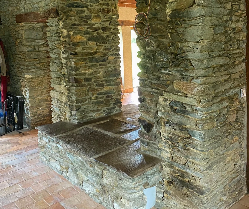 Intérieur d'une construction en pierre traditionnelle avec escalier en cours de rénovation