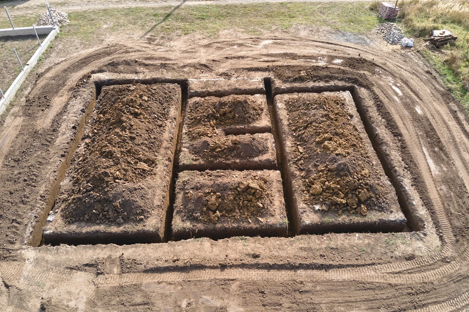 Déposer la tranchée pour les travaux de construction de fondations en béton de nouvelle maison sur le chantier