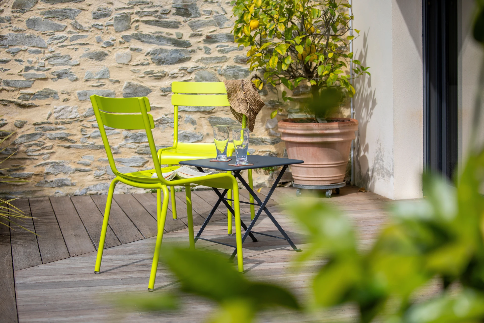 Gros plan sur un vieux maître charpentier travaillant dans sa boiserie ou son atelier