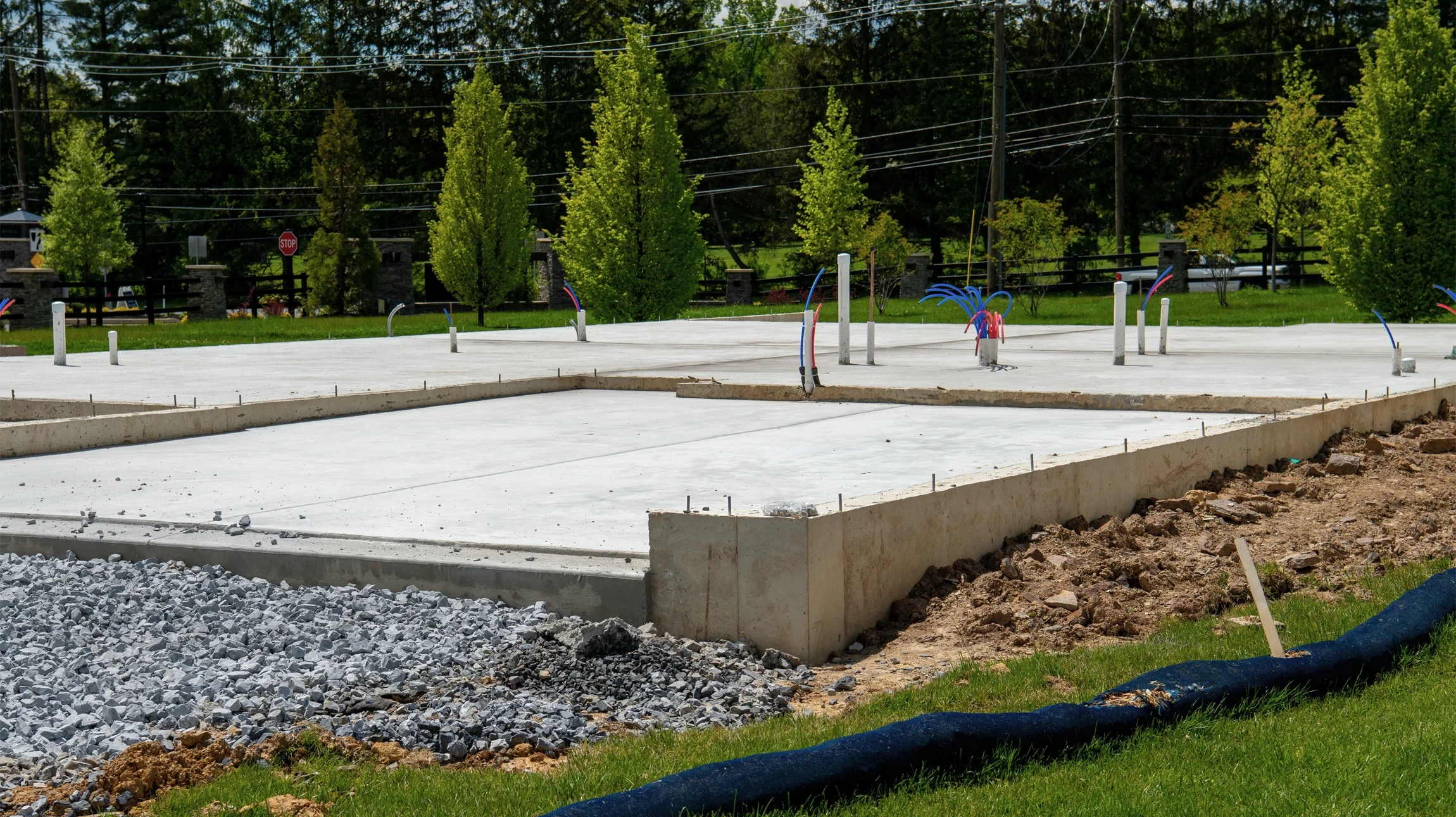 Chantier de construction urbain avec pelleteuse jaune manipulant des matériaux terreux
