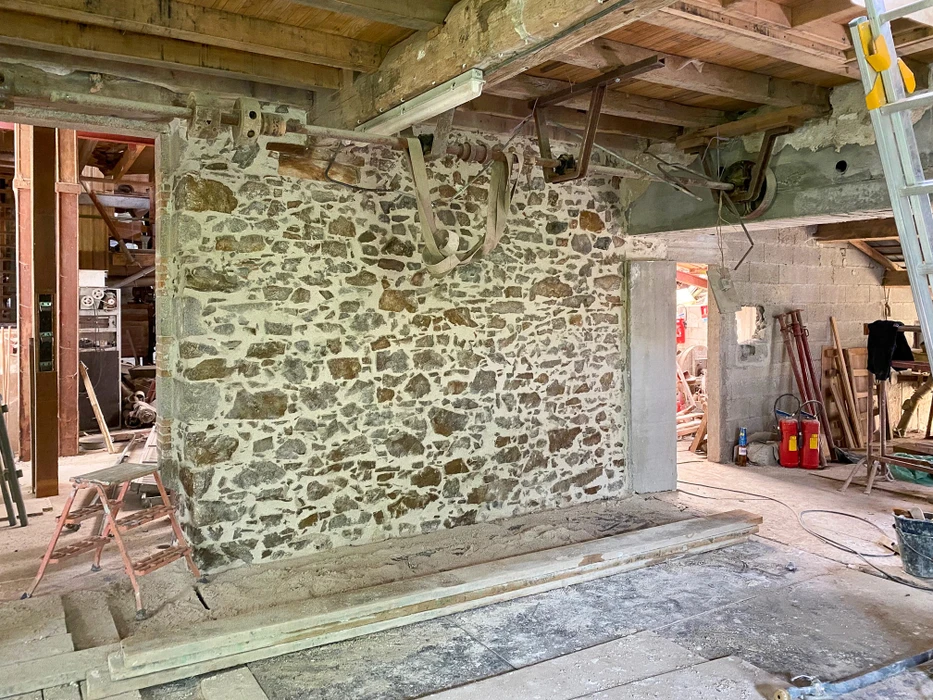 Escalier extérieur en pierre naturelle menant à une entrée de chalet en bois