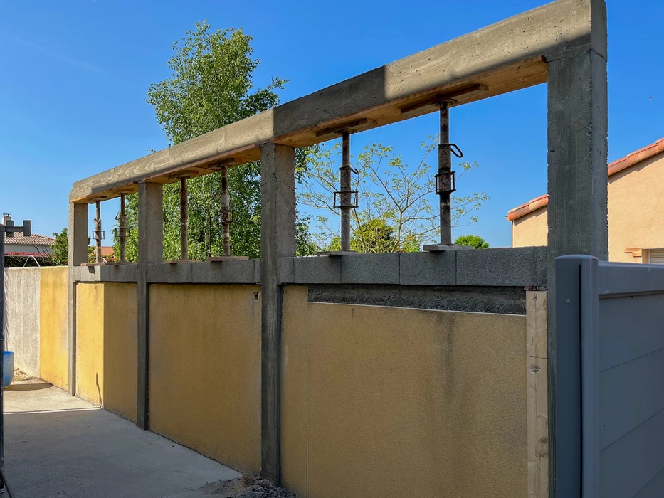 Chantier de rénovation intérieur d'un bâtiment ancien avec mur en pierre apparente