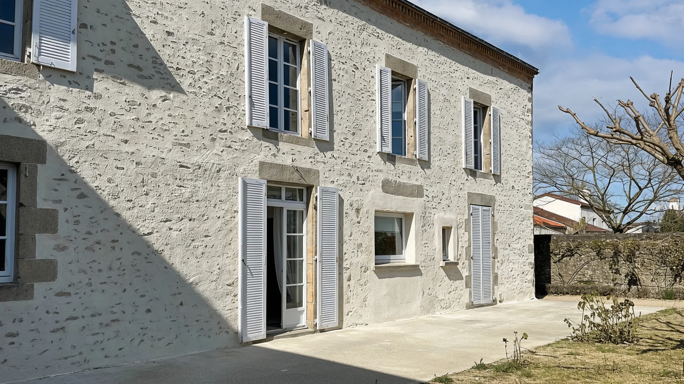 Façade extérieure d'un château ou villa historique de style éclectique, architecture Belle Époque avec éléments néo-gothiques