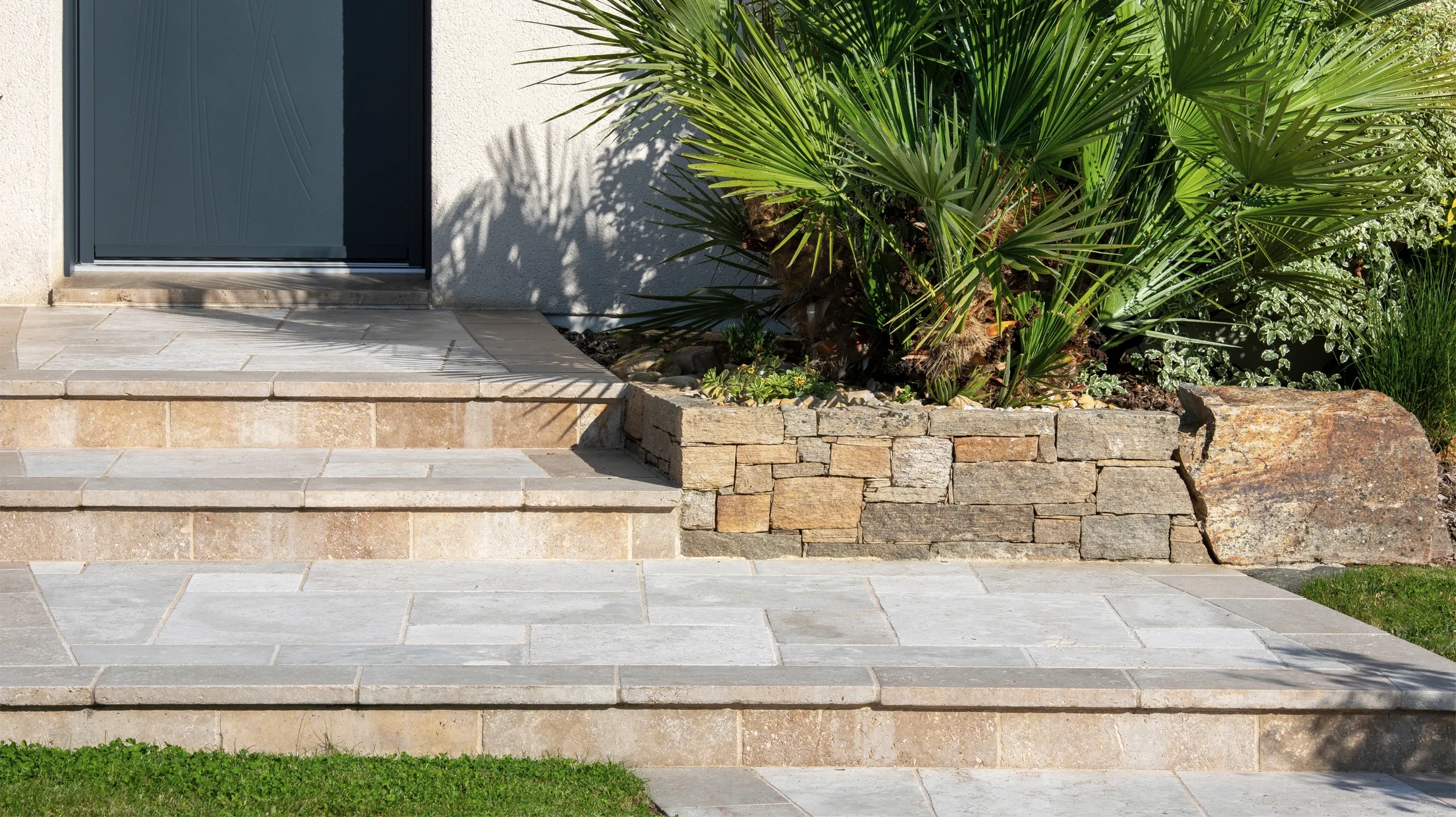 Paysage naturel avec pierre décorative dans une arrière-cour résidentielle