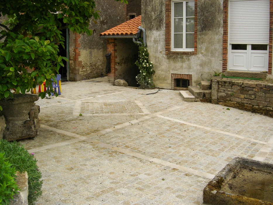 Scène extérieure d'un jardin résidentiel avec clôture en bois neuve installée le long d'une pelouse