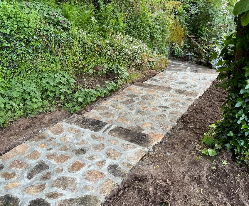 Intérieur d'une maison ancienne en rénovation avec murs en pierre apparente et mortier de chaux