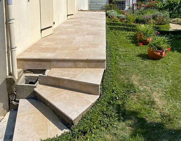 Intérieur d'une construction en pierre traditionnelle avec escalier en cours de rénovation