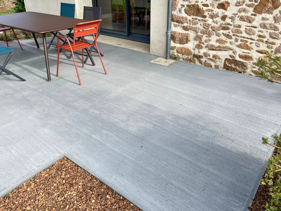 Intérieur d'une construction en pierre traditionnelle avec escalier en cours de rénovation