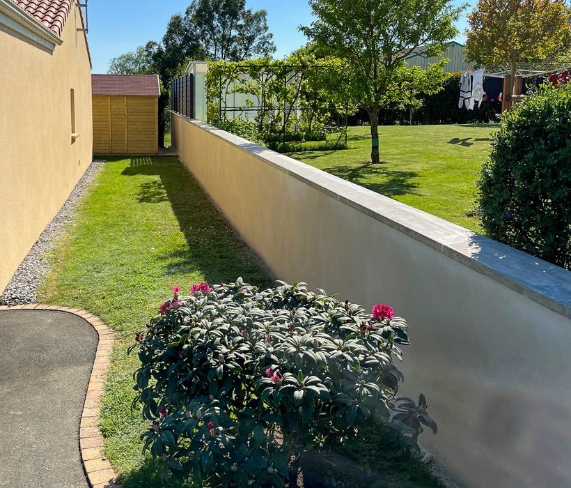 Entrée principale d'une propriété privée avec mur en pierre calcaire et briques rouges