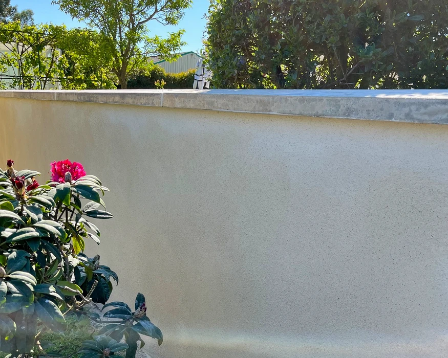 Entrée extérieure résidentielle avec terrasse dallée en pierre naturelle claire, joints blancs