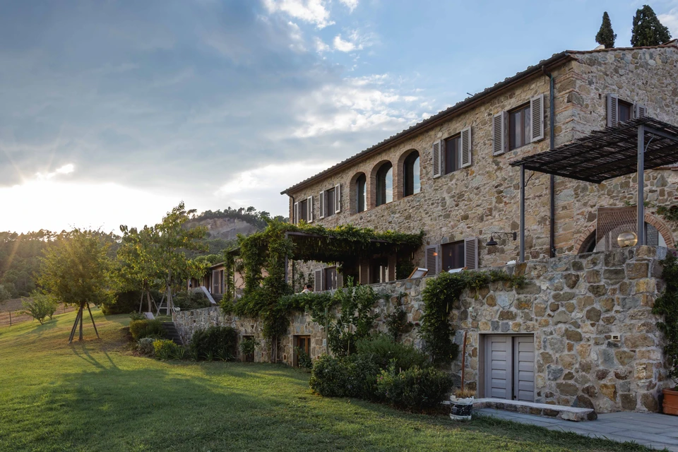 Ouvrier en bâtiment appliquant du mortier sur des briques rouges lors de travaux de maçonnerie
