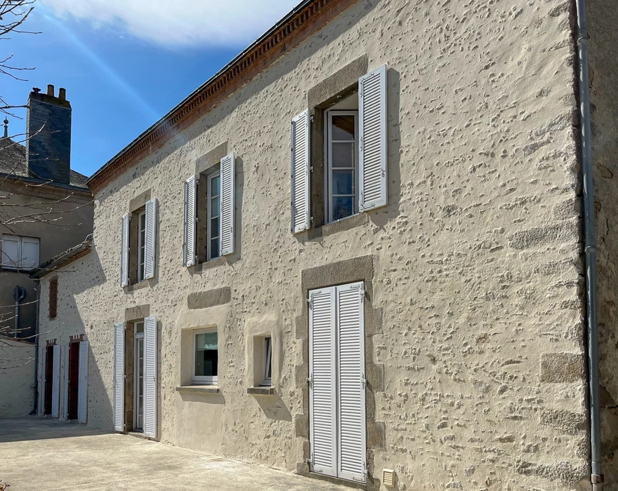 Intérieur d'une construction en pierre traditionnelle avec escalier en cours de rénovation