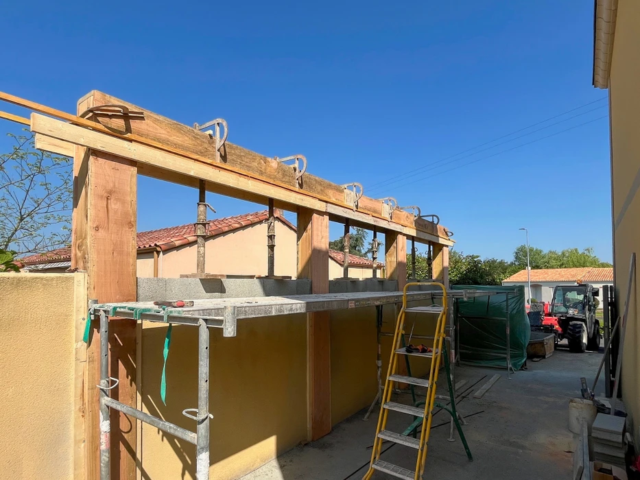 Façade extérieure d'une maison traditionnelle en pierre calcaire avec enduit taloché apparent
