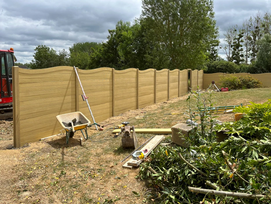 Intérieur d'une maison ancienne en rénovation avec murs en pierre apparente et mortier de chaux