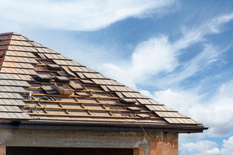 Nos conseils pour une rénovation de toiture en tuiles à Sèvremoine